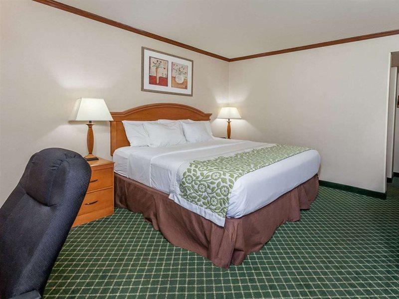 Days Inn & Suites By Wyndham Warren Exteriör bild