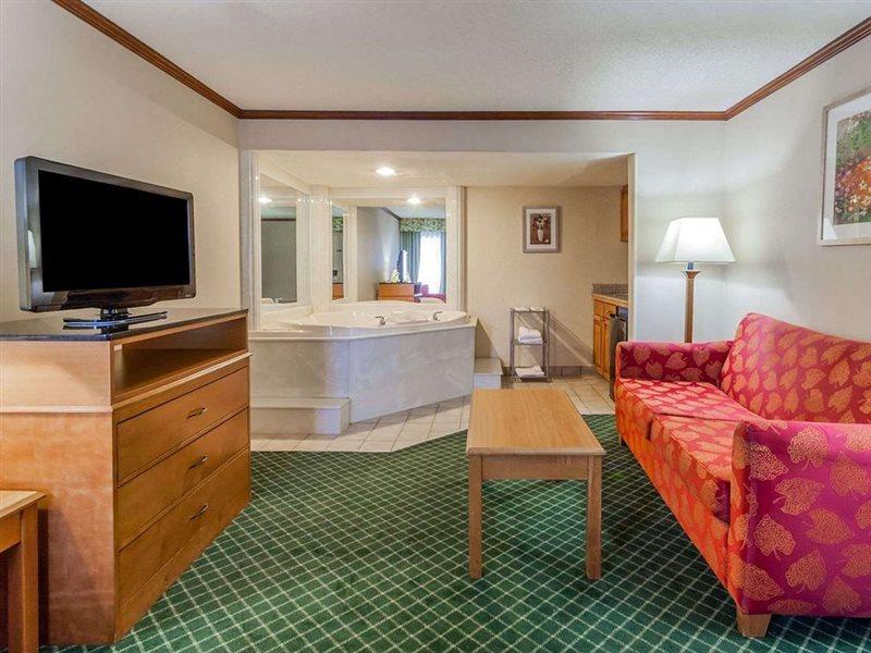 Days Inn & Suites By Wyndham Warren Exteriör bild