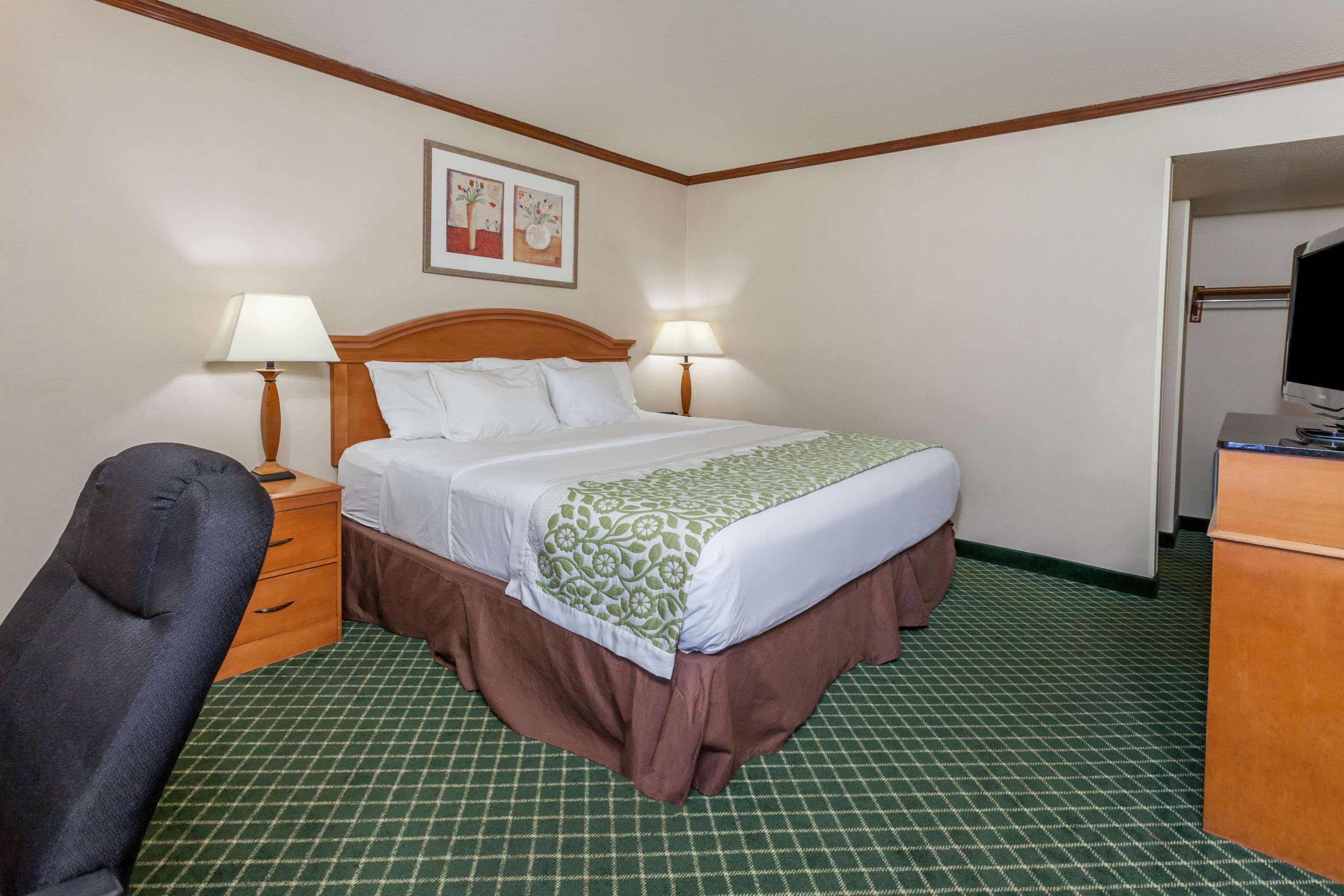 Days Inn & Suites By Wyndham Warren Exteriör bild