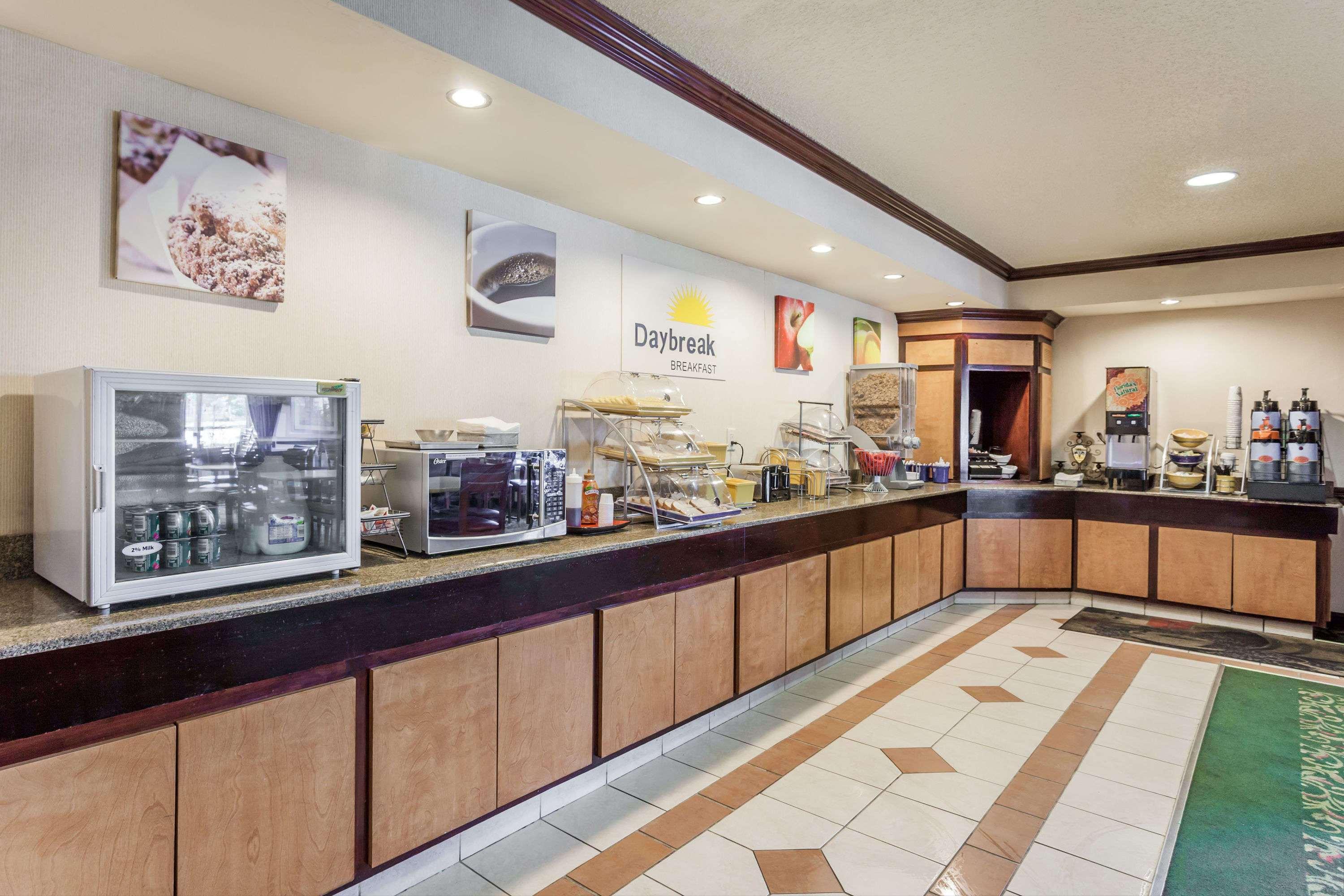 Days Inn & Suites By Wyndham Warren Exteriör bild