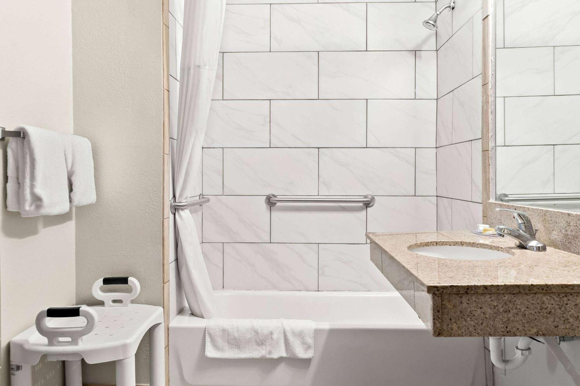 Days Inn & Suites By Wyndham Warren Exteriör bild