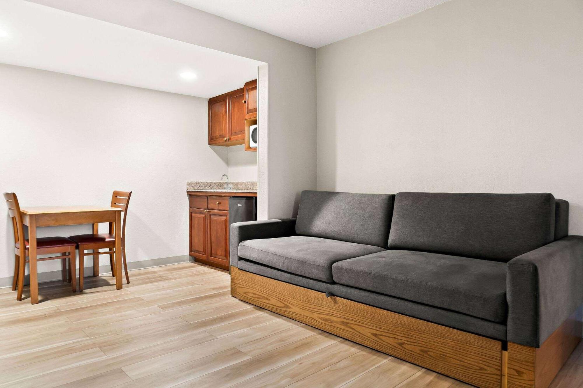 Days Inn & Suites By Wyndham Warren Exteriör bild