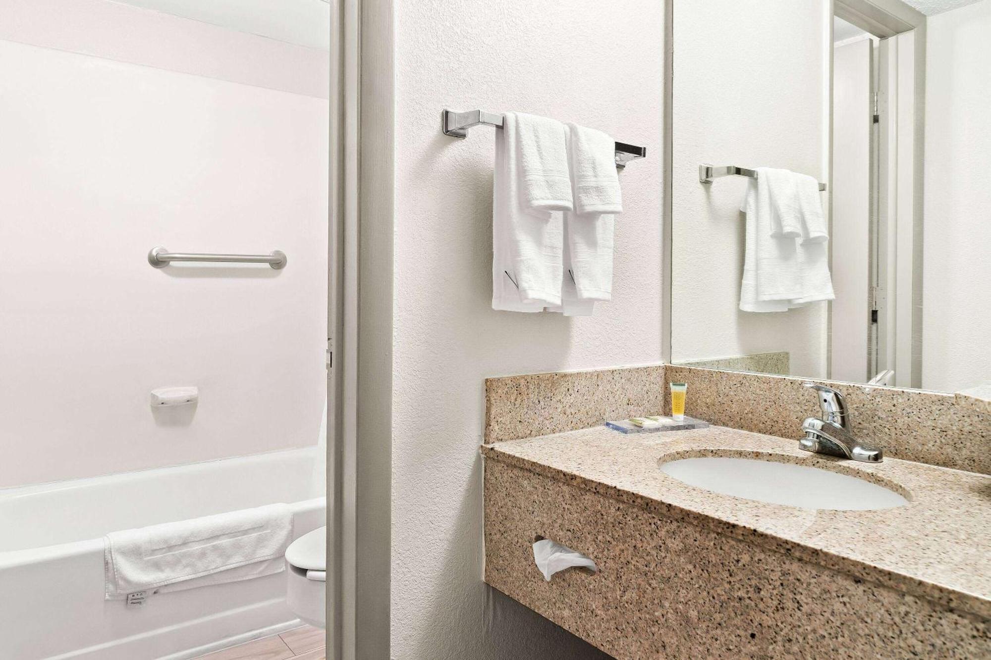 Days Inn & Suites By Wyndham Warren Exteriör bild