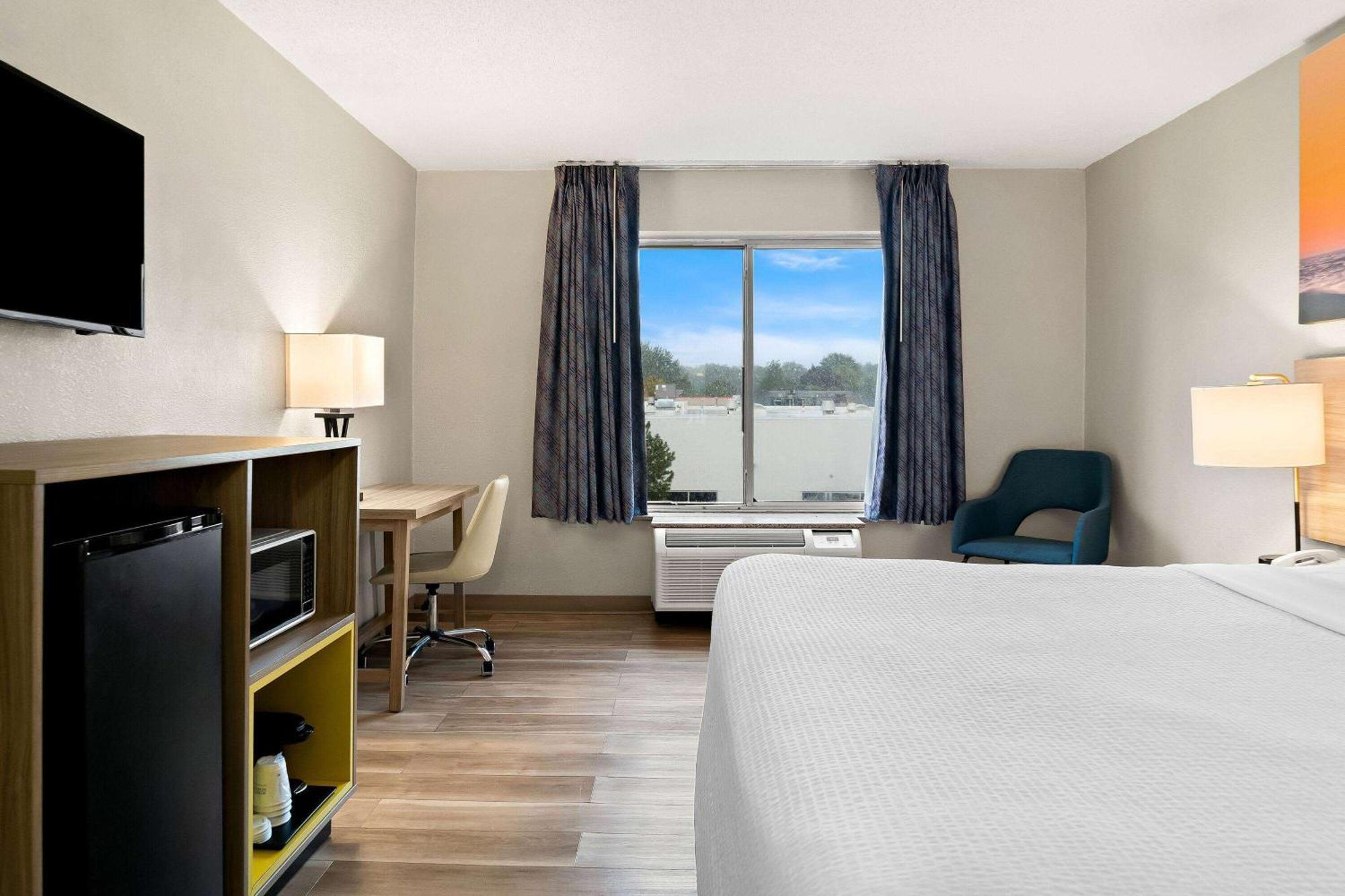 Days Inn & Suites By Wyndham Warren Exteriör bild