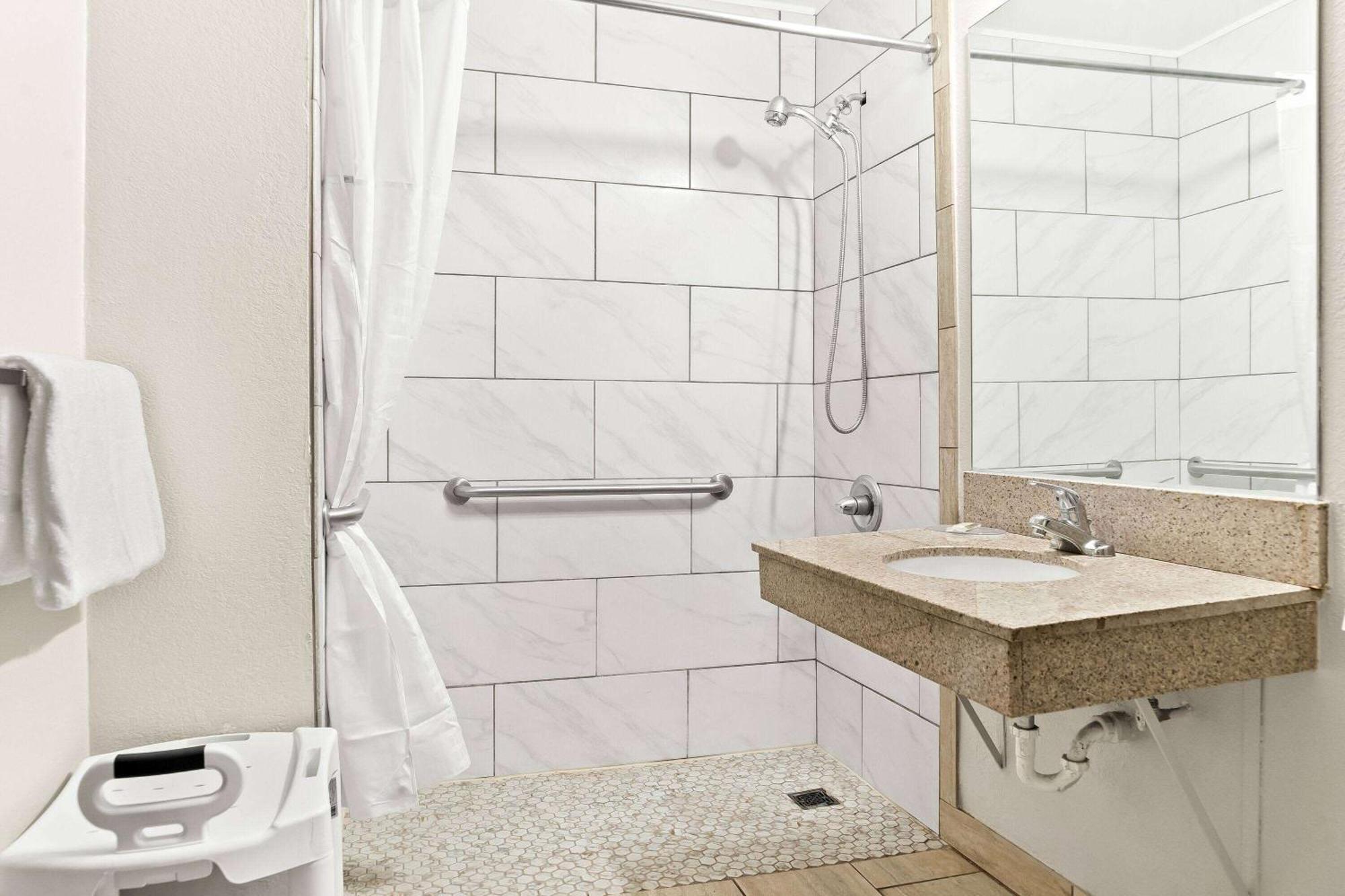 Days Inn & Suites By Wyndham Warren Exteriör bild
