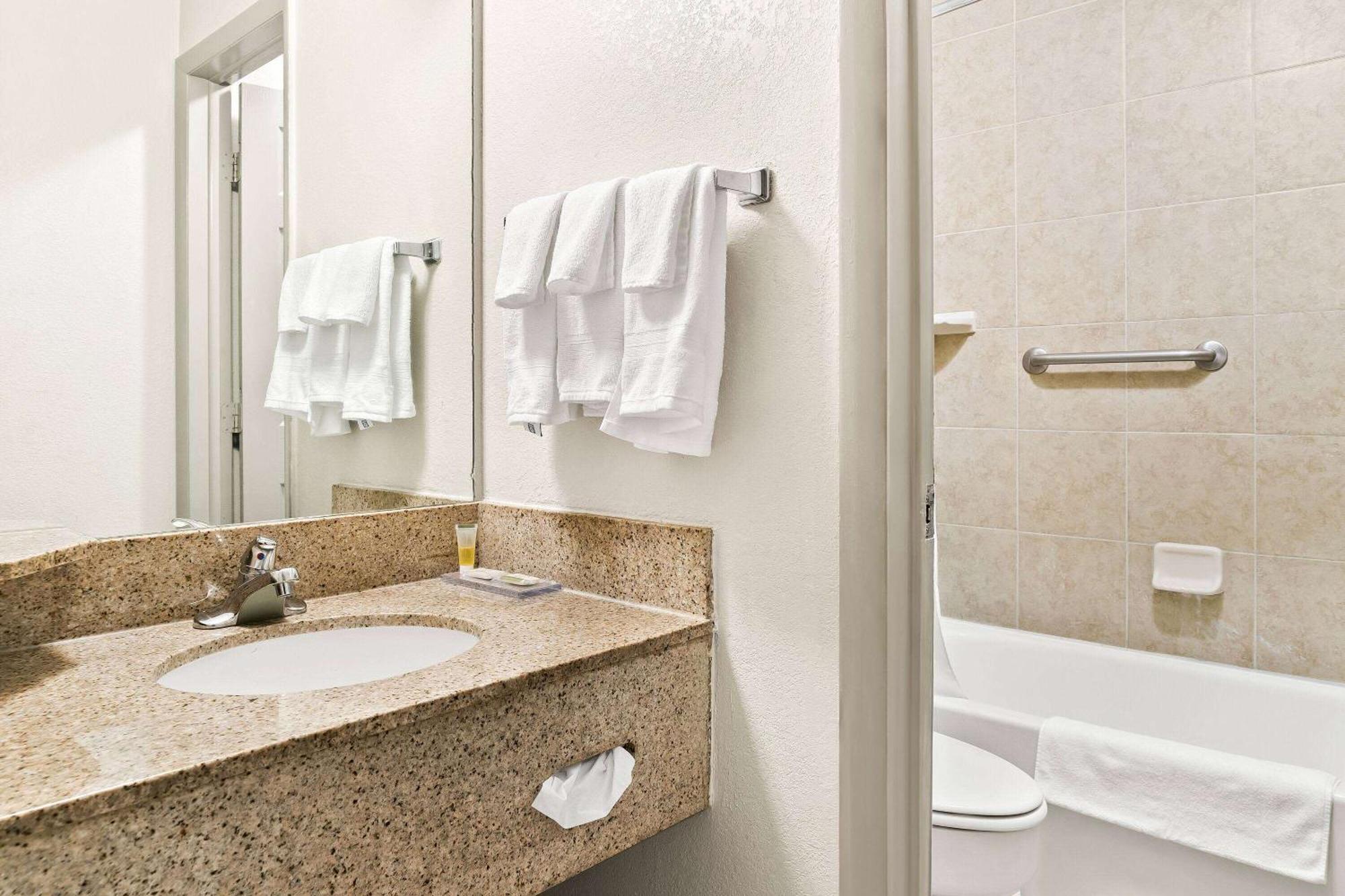 Days Inn & Suites By Wyndham Warren Exteriör bild